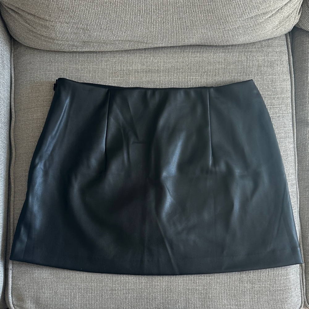 Abercrombie & Fitch The A&F Scarlett Vegan Leather Mini Skort - Picture 8 of 8